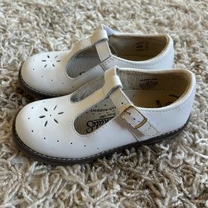 White footmates girl’s shoes size 10 Toddler